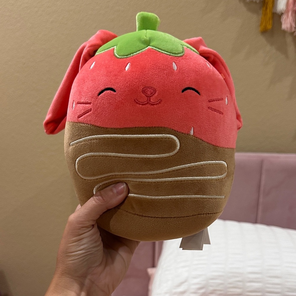 Squishmallows Gunda the Chocolate
Strawberry Rabbit